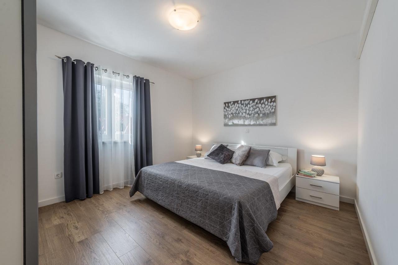 Holiday Home Bajlo Apartment With Three Bedrooms Zadar Exterior foto