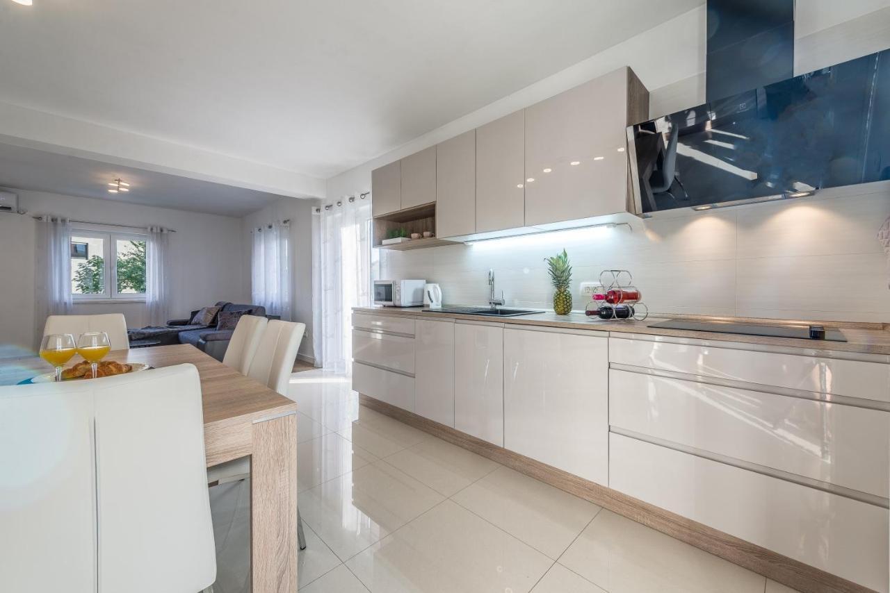 Holiday Home Bajlo Apartment With Three Bedrooms Zadar Exterior foto
