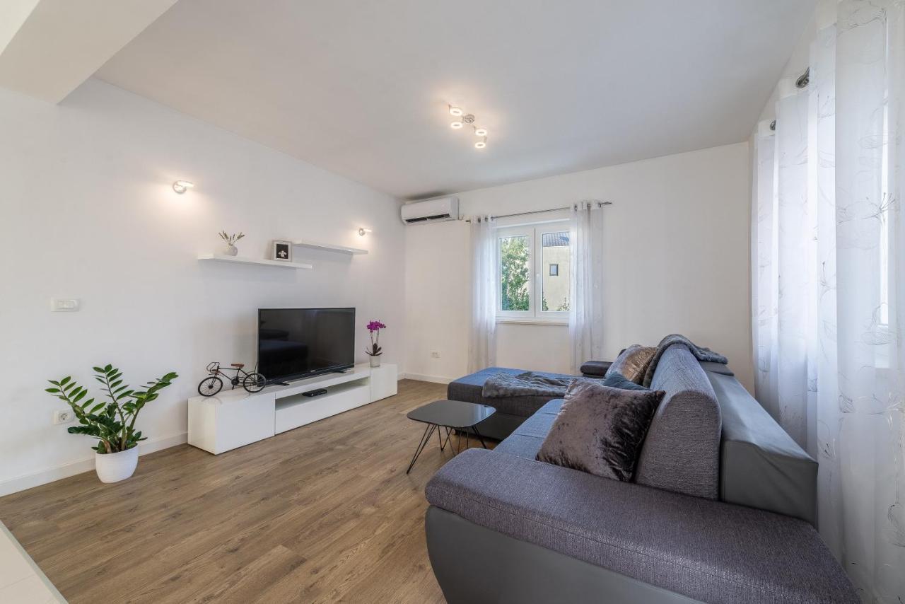 Holiday Home Bajlo Apartment With Three Bedrooms Zadar Exterior foto